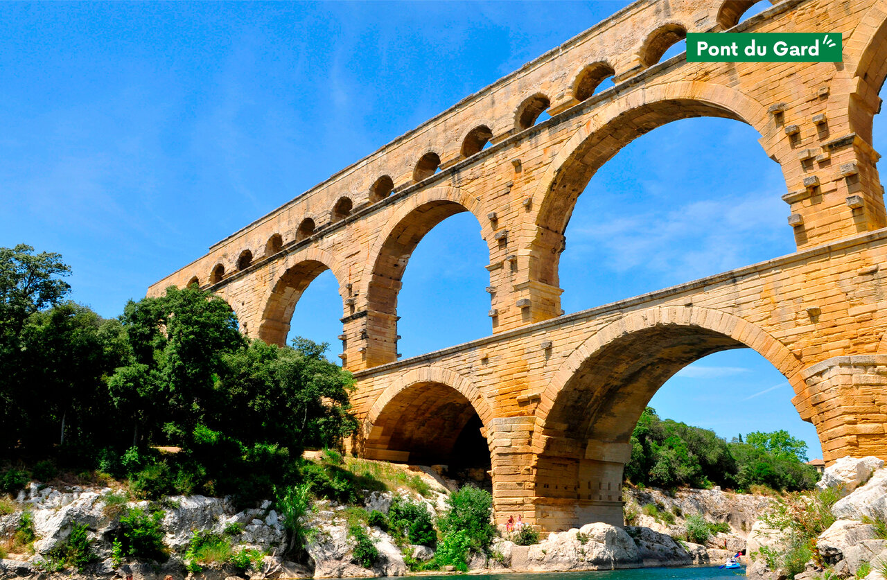 Pont du Gard, aqueduc romain majestueux, site historique � visiter pr�s de Ch�teauneuf du Pape.