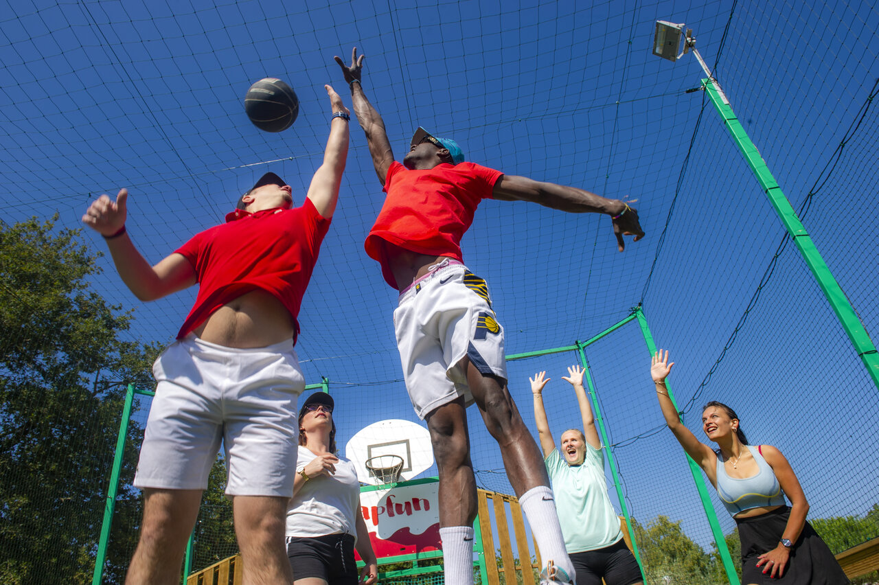 Match de basketball sur terrain multisport au camping CAPFUN Atlantique Parc � Les Mathes / La Palmyre.