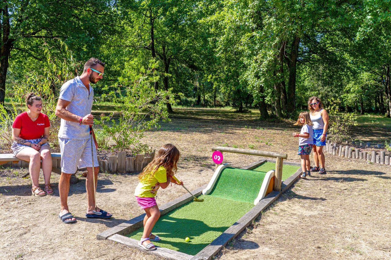 Mini-golf familial au CAPFUN Atlantique Parc � Les Mathes / La Palmyre (17).
