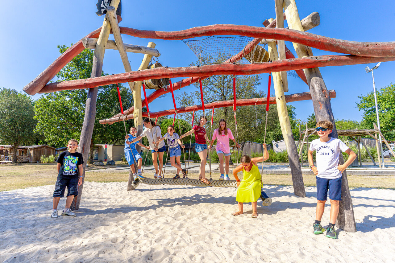 Aire de jeux en bois pour enfants au camping CAPFUN Atlantique Parc, Les Mathes.