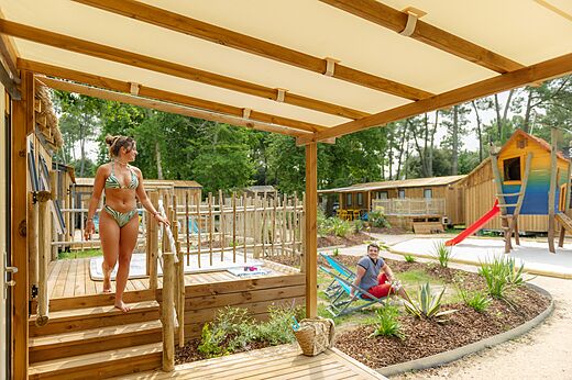Terrasse de Mobil-home et aire de jeux au camping CAPFUN Atlantique Parc � Les Mathes / La Palmyre (17).