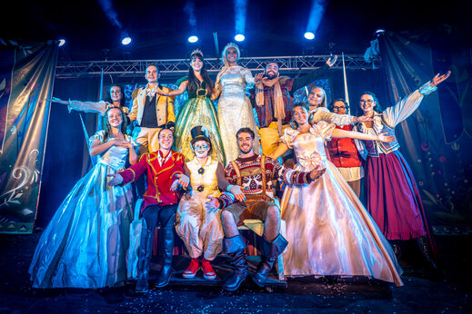 Artistes en costumes sur scène pour un spectacle d'animation au camping CAPFUN Atlantique Parc à Les Mathes / La Palmyre (17).