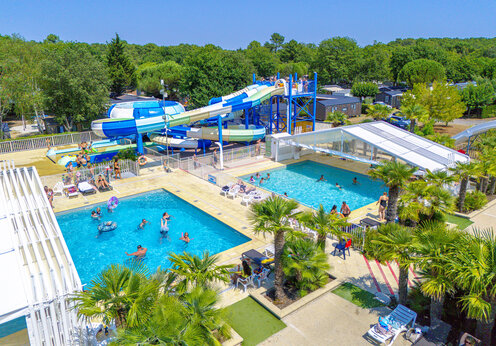 Piscines extérieures et toboggans aquatiques au camping CAPFUN Atlantique Parc à Les Mathes / La Palmyre.