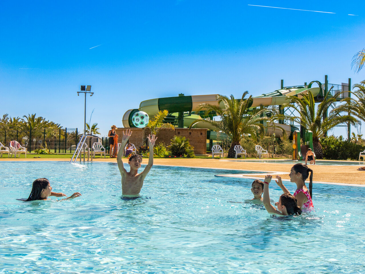 Piscine ext�rieure, toboggans et enfants jouant au camping CAPFUN Aube, Tarragone.