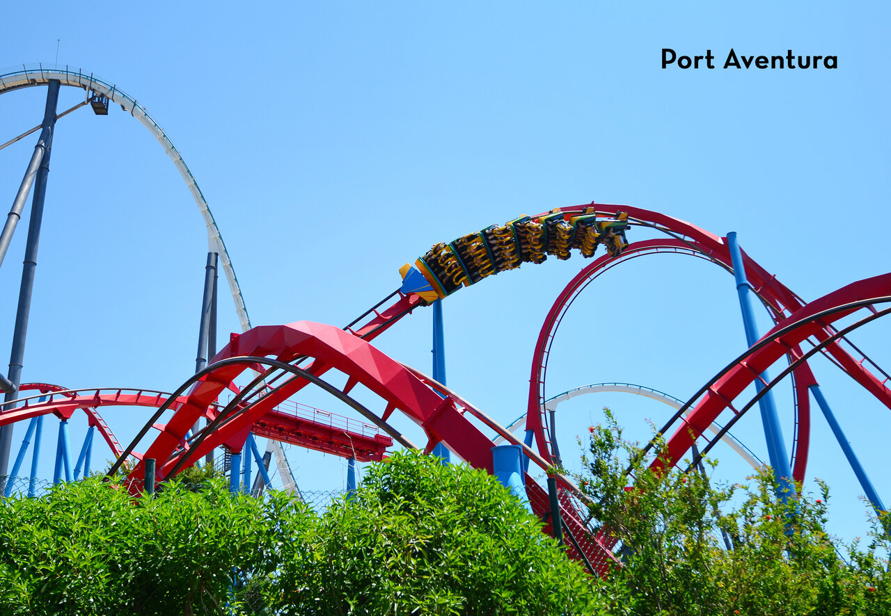 Montagnes russes spectaculaires � Port Aventura, parc d'attractions pr�s de Deltebre, Tarragone.