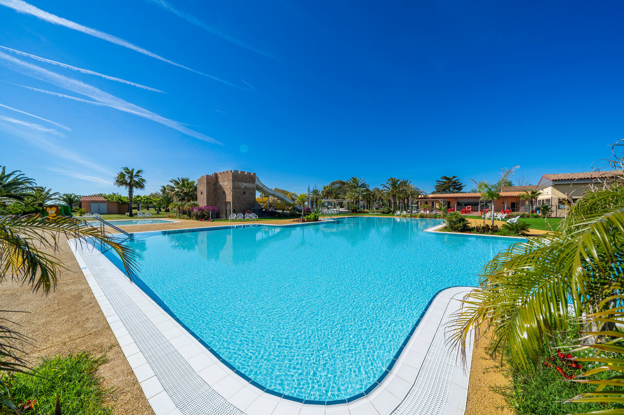 Piscine ext�rieure, toboggan aquatique et ch�teau au CAPFUN Aube � Deltebre, Tarragone (43).