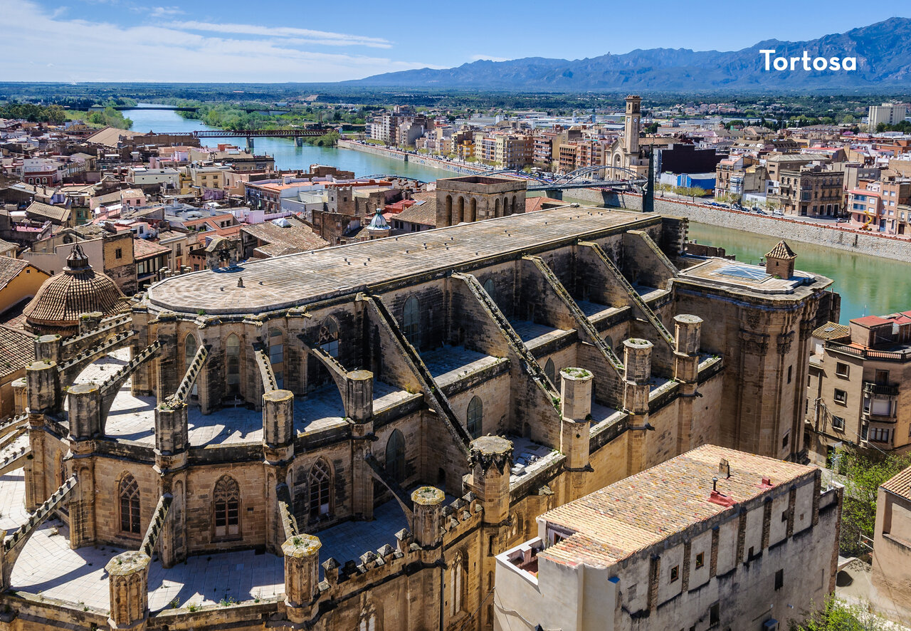 Cath�drale de Tortosa et fleuve Ebre, ville historique � visiter en Tarragone.