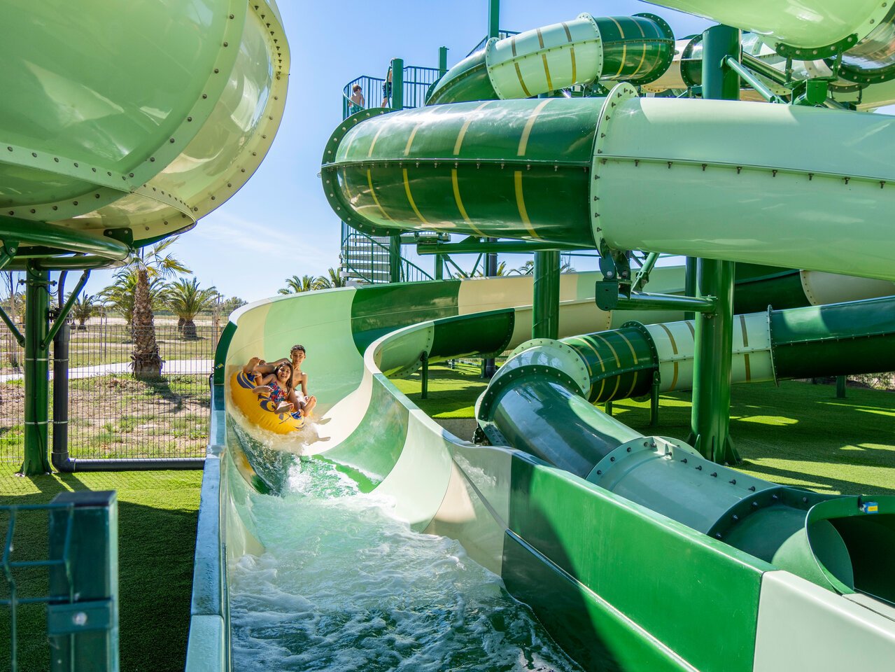 Toboggan aquatique avec enfants sur bou�e au camping CAPFUN Aube � Deltebre, Tarragone.