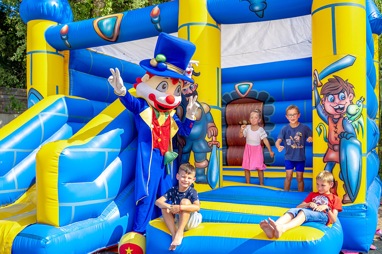 Enfants et mascotte sur ch�teau gonflable au camping CAPFUN Aubr�des � Puget sur Argens (83).