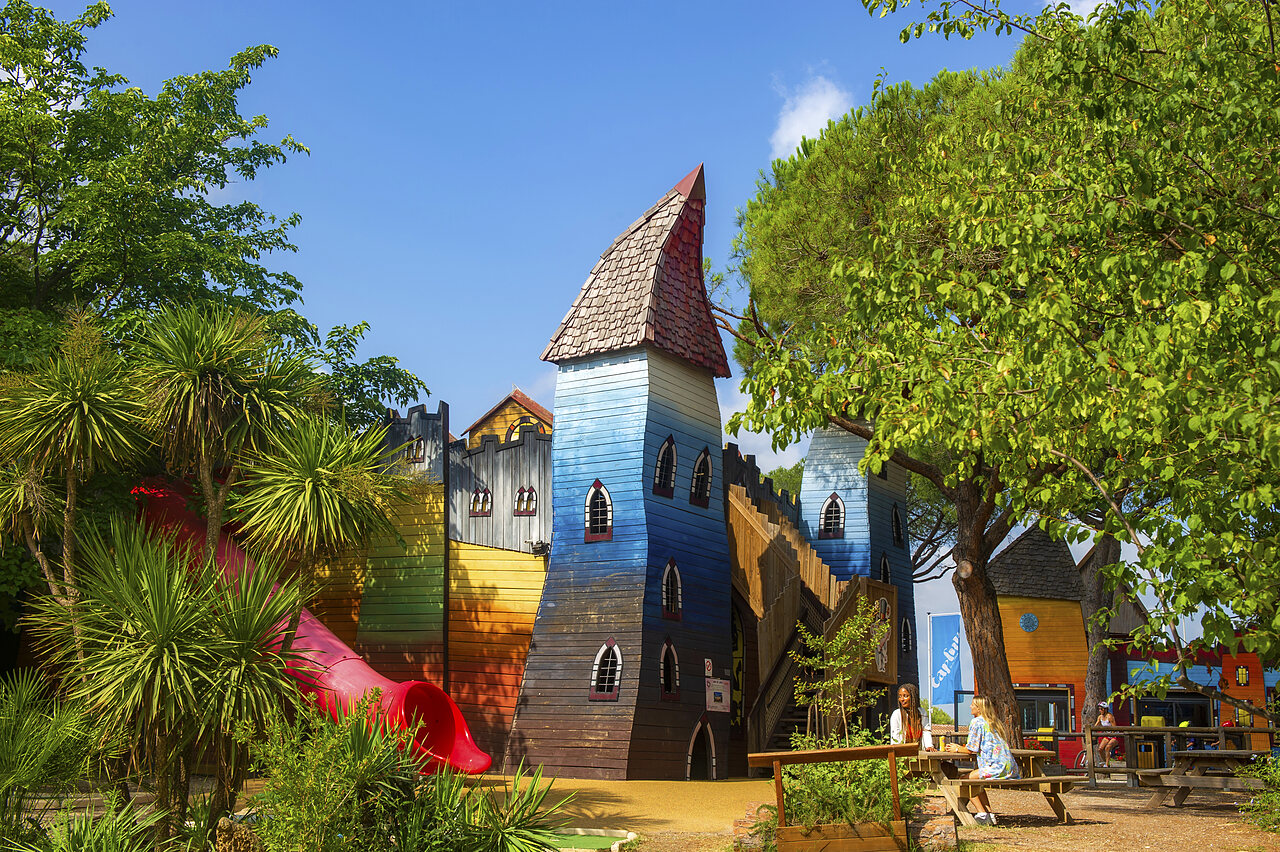 Aire de jeux ch�teau color�e avec toboggan au camping CAPFUN Aubr�des � Puget sur Argens (83).