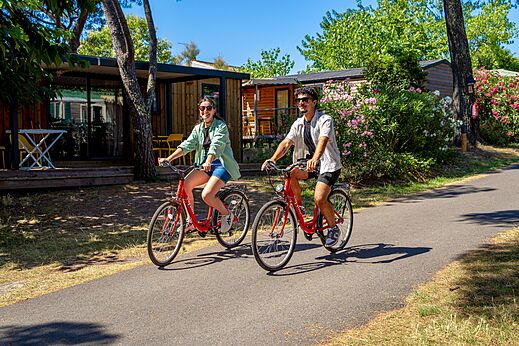 Cyclistes souriants au camping CAPFUN Aubr�des � Puget sur Argens (83).