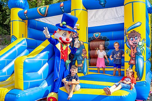 Grande structure gonflable, enfants et mascotte au camping CAPFUN Aubr�des � Puget sur Argens (83).