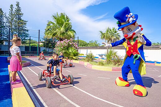 Enfants en karts � p�dales avec mascotte au camping CAPFUN Aubr�des (83).