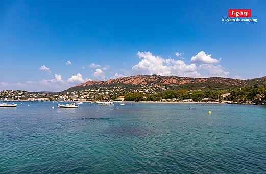 Plage et baie d'Agay, lieu touristique � visiter pr�s du camping.