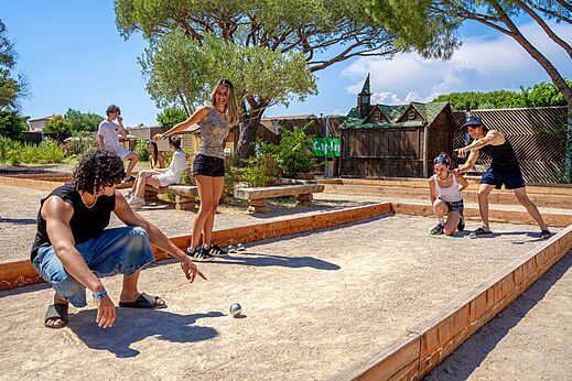 P�tanque entre jeunes au camping CAPFUN Aubr�des � Puget sur Argens (83).