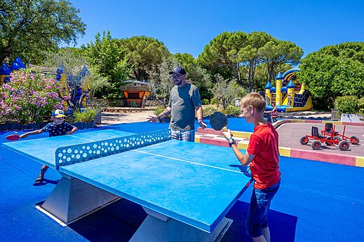 Ping-pong et aire de jeux au camping CAPFUN Aubr�des � Puget sur Argens (83).