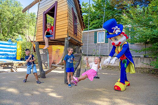 Aire de jeux avec enfants et mascotte au camping CAPFUN Aubr�des � Puget sur Argens (83).