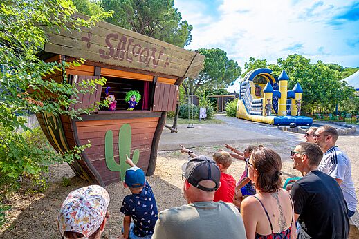 Spectacle de marionnettes Saloon et ch�teau gonflable au CAPFUN Aubr�des � Puget sur Argens (83).