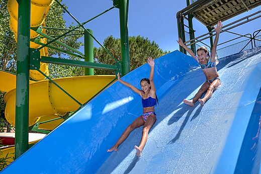 Toboggan aquatique bleu pour enfants au camping CAPFUN Aubr�des � Puget sur Argens (83).