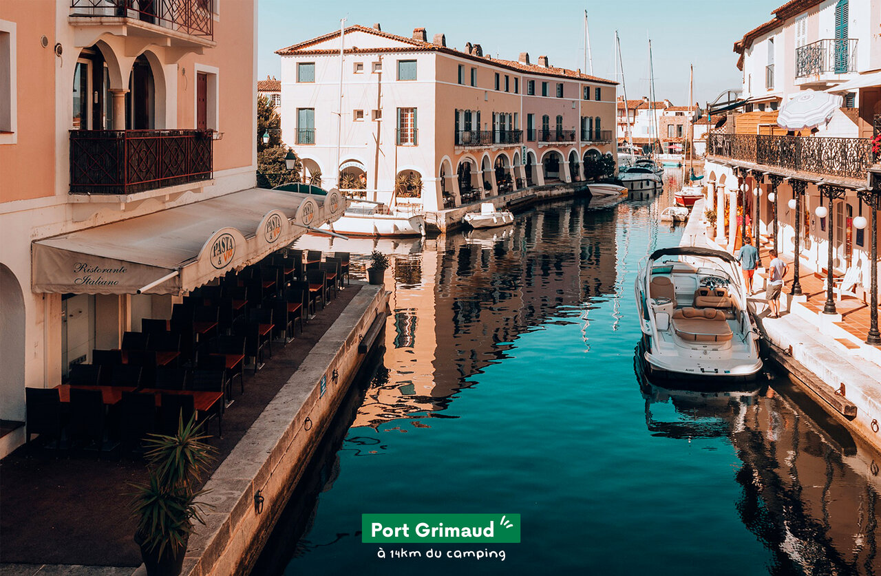 Port Grimaud, cit� lacustre avec canaux et bateaux, � visiter pr�s de Cavalaire-sur-Mer.