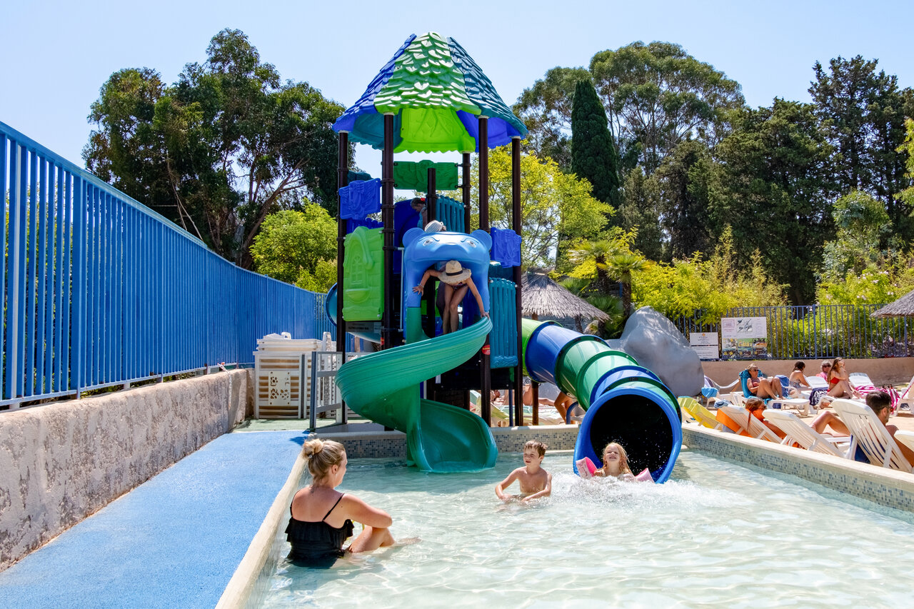 Aire de jeux aquatique avec toboggans et piscine enfants au camping CLICOCHIC Baie de Cavalaire.