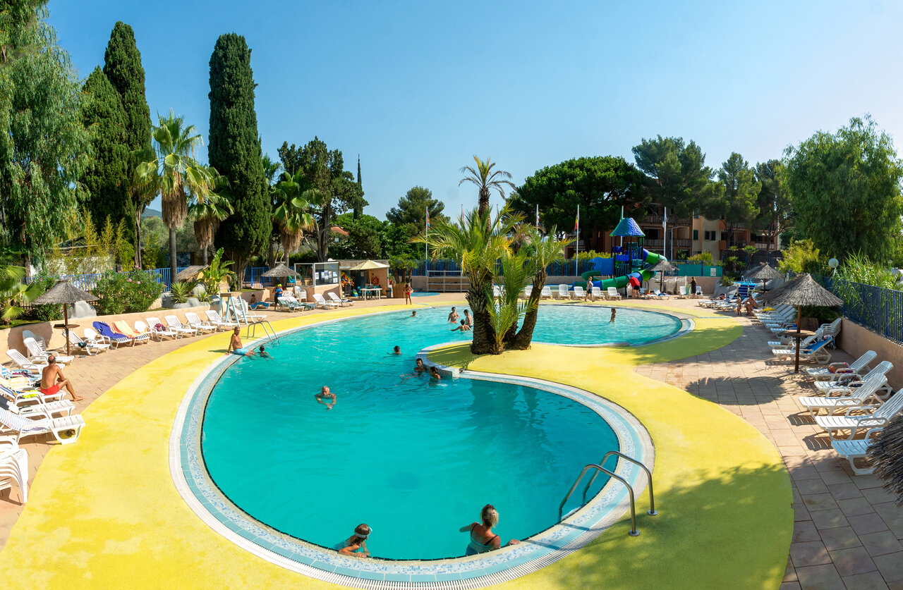 Piscines, jeux au camping CLICOCHIC Baie de Cavalaire � Cavalaire-sur-Mer (83).