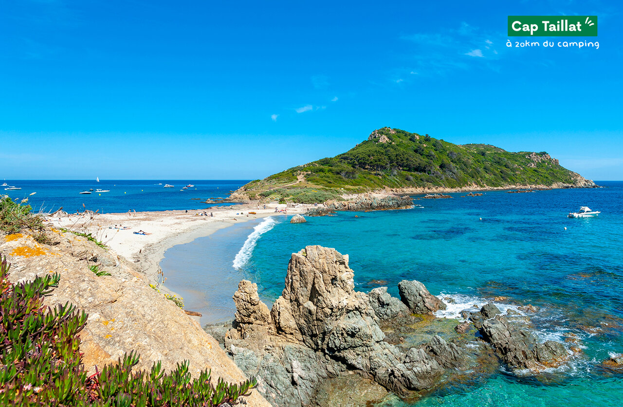 Plage de sable fin et eaux turquoise du Cap Taillat, pr�s de Cavalaire-sur-Mer.