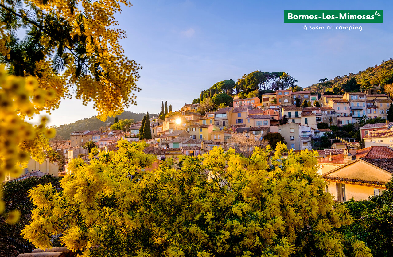 Village fleuri de Bormes-les-Mimosas, Provence-Alpes-C�te d'Azur, � visiter pr�s du camping.