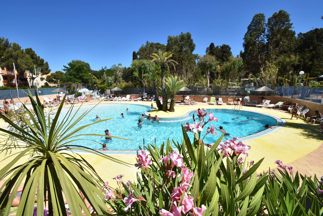 Piscine lagon ext�rieure, �lot et cascade au camping CLICOCHIC � Cavalaire-sur-Mer.