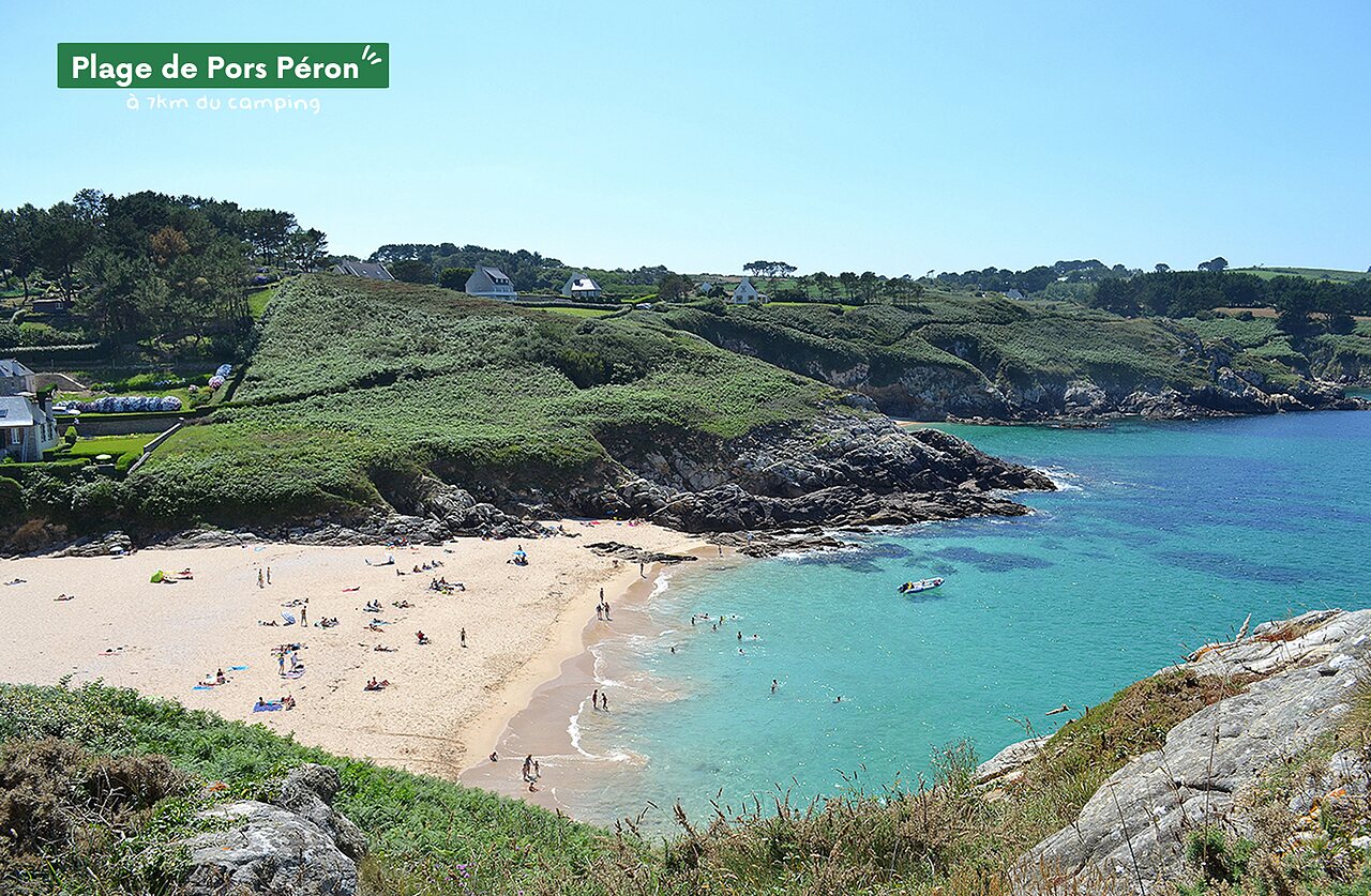 Plage de Pors P�ron, sable fin et eaux turquoise, pr�s de Poullan-sur-Mer.