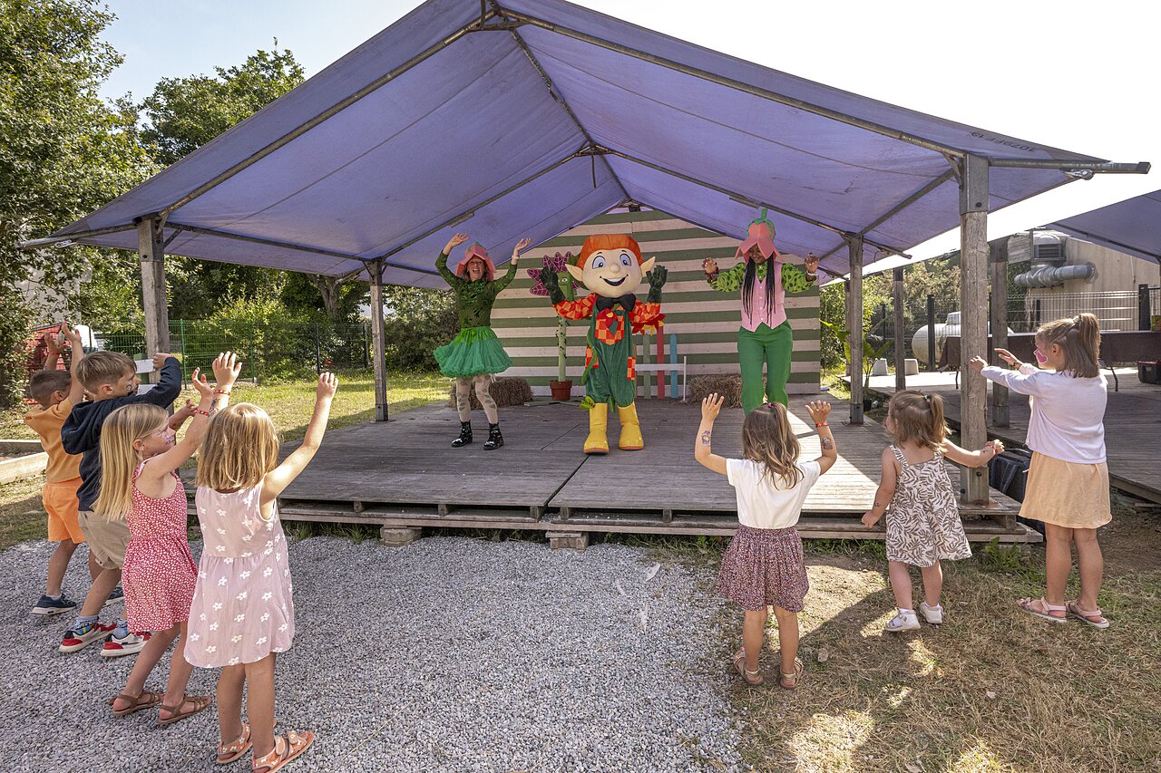Animation enfants, mascotte et animateurs au camping CLICOCHIC Baie de Douarnenez.