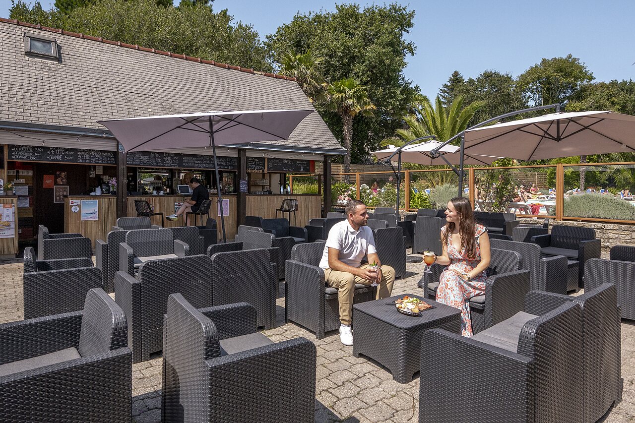 Terrasse bar, piscine au camping CLICOCHIC Baie de Douarnenez � Poullan-sur-Mer (29).