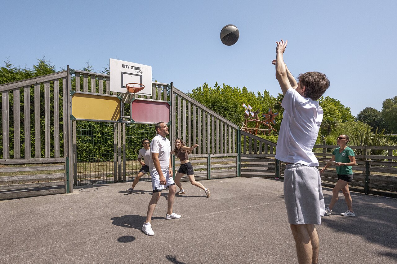Partie de basketball sur terrain multisport au camping CLICOCHIC Baie de Douarnenez (29).