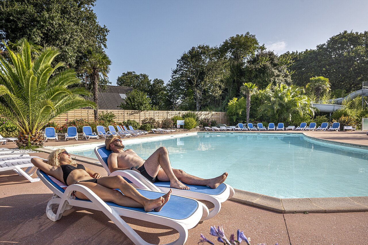 Piscine ext�rieure, toboggan et transats au camping CLICOCHIC � Poullan-sur-Mer (29).