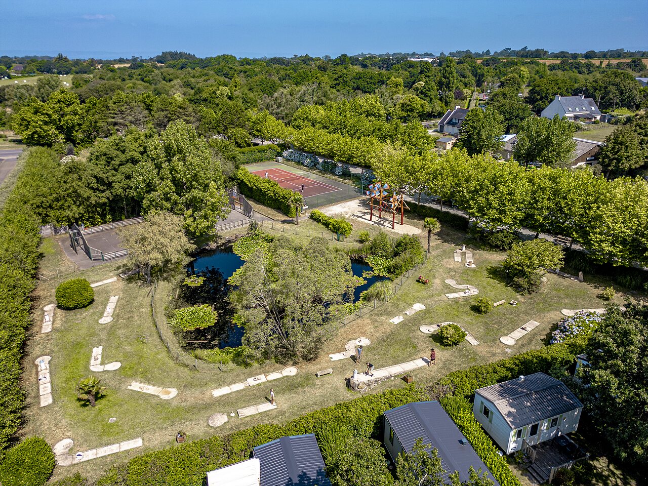 Mini-golf, tennis, jeux pour enfants au camping CLICOCHIC Baie de Douarnenez.