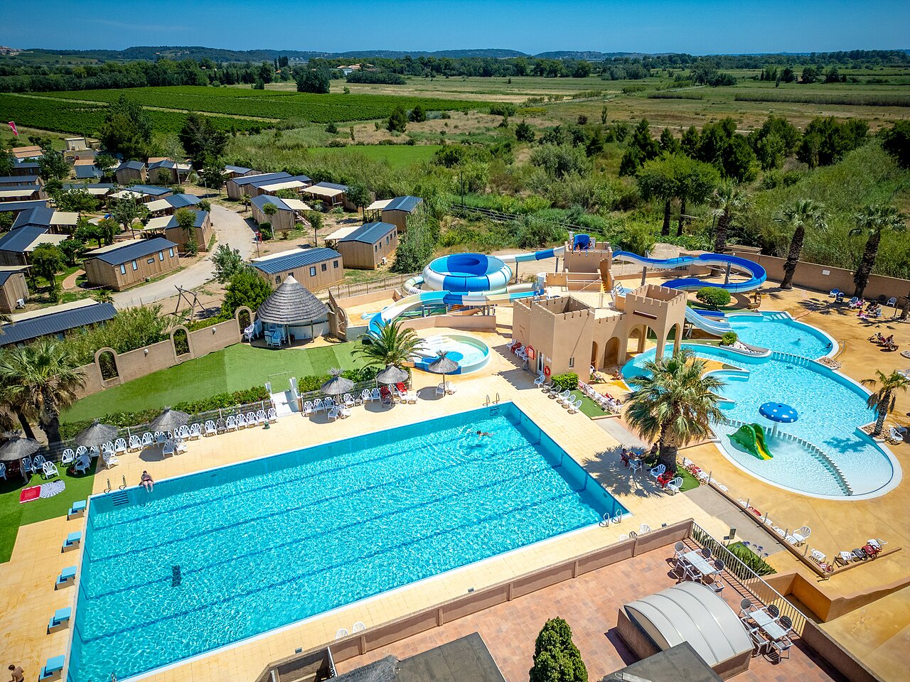 Parc aquatique g�ant, toboggans et piscines, vue a�rienne CAPFUN Barbacane NARBONNE (11).