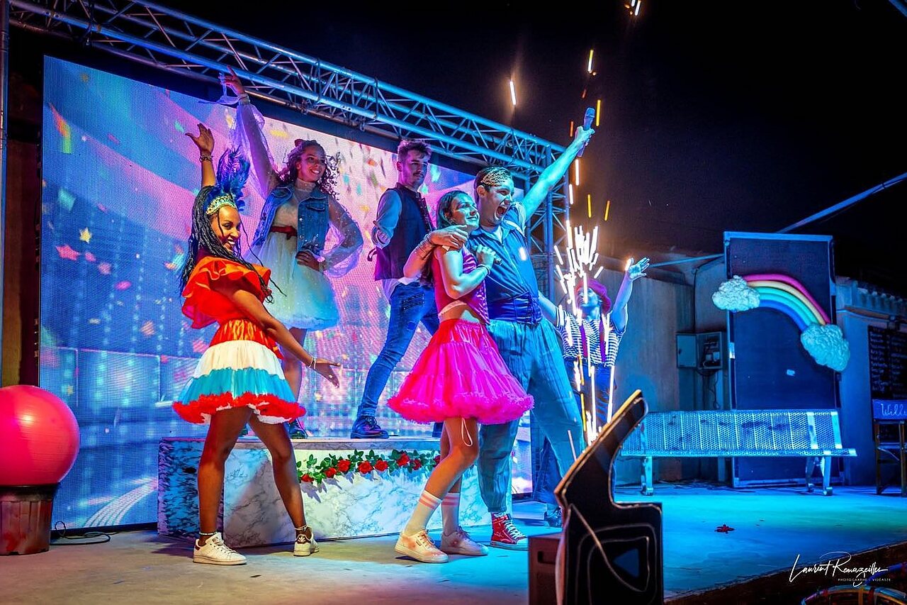 Spectacle d'animation avec artistes sur sc�ne et effets pyrotechniques au camping CAPFUN Barbacane � NARBONNE (11).