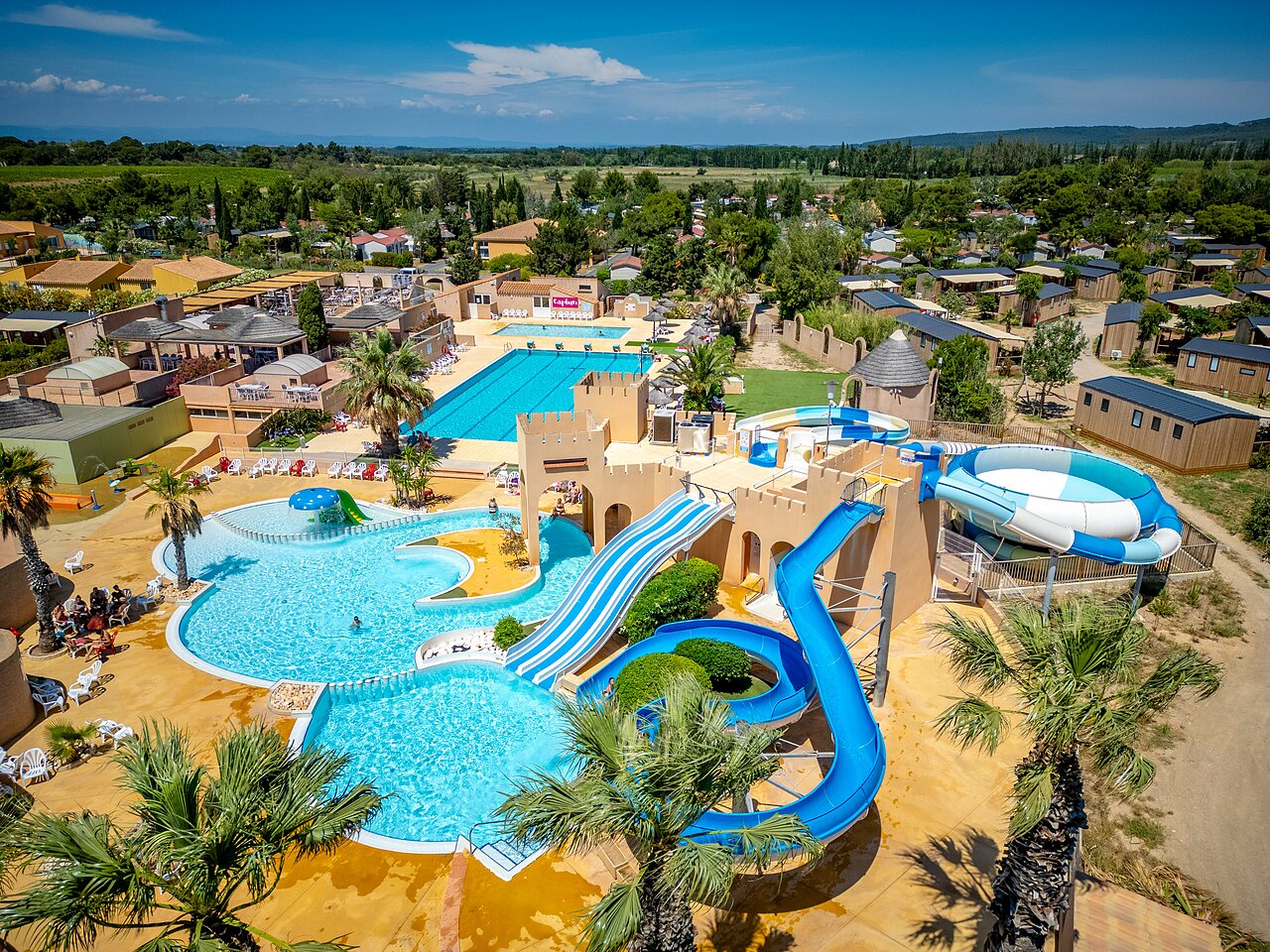 Espace aquatique avec toboggans g�ants, piscines ext�rieures au camping CAPFUN Barbacane � NARBONNE (11).