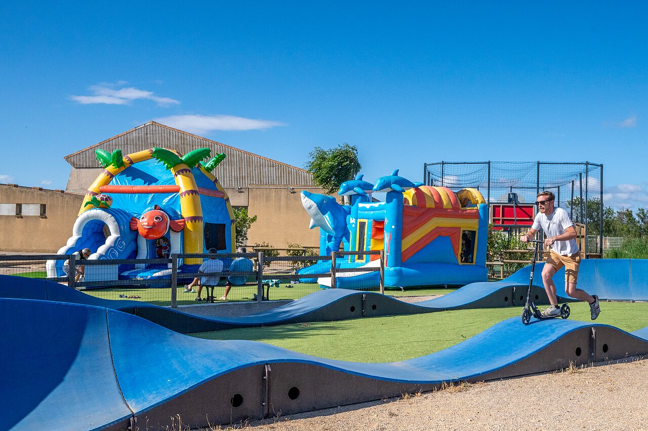 Structures gonflables, pump track et trottinette au camping CAPFUN Barbacane � NARBONNE (11).