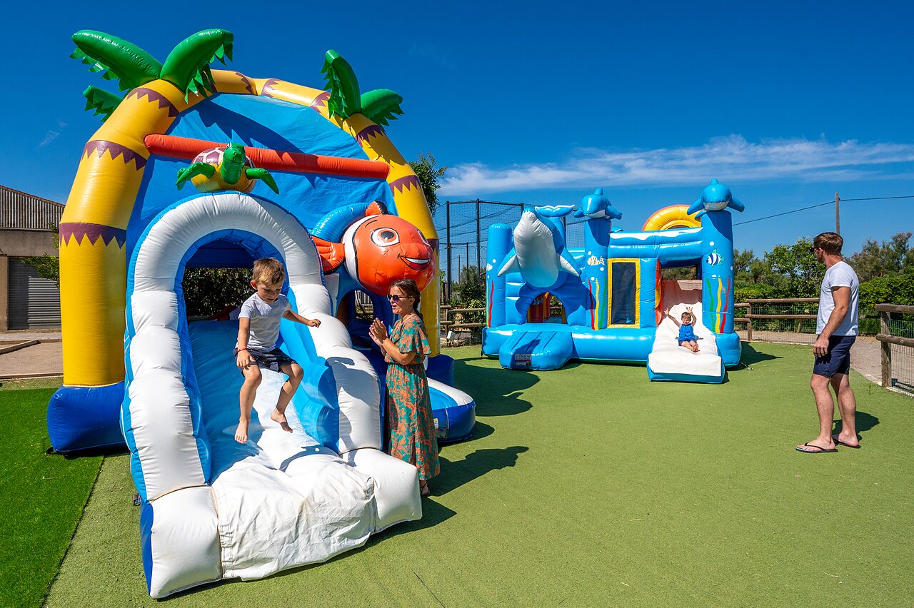 Structures gonflables color�es pour enfants avec toboggans au camping CAPFUN Barbacane � NARBONNE (11).