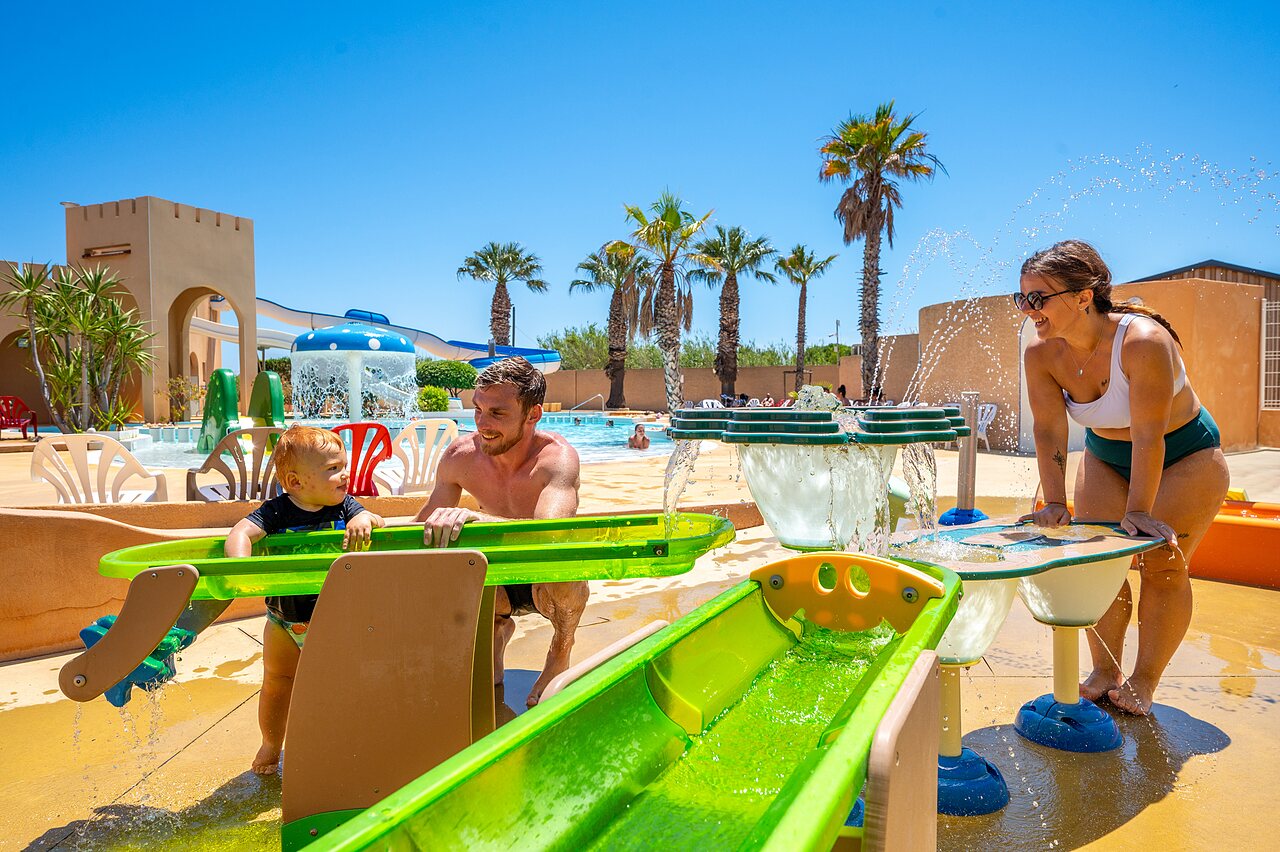 Jeux d'eau, pataugeoire pour b�b� et parents au camping CAPFUN Barbacane � NARBONNE (11).