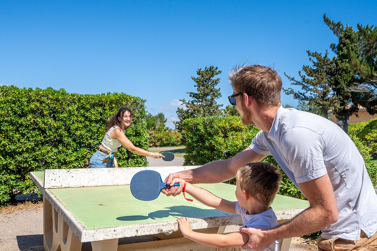Famille jouant au ping-pong sur table ext�rieure, camping CAPFUN Barbacane � Narbonne.