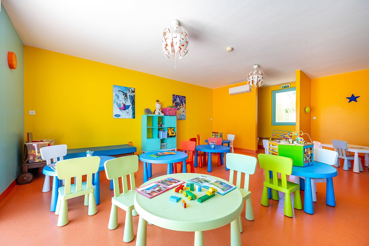 Club enfants color� avec tables, chaises et jeux au camping CAPFUN Barbacane � NARBONNE (11).