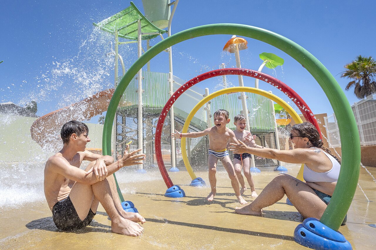 Piscine, jeux aquatiques, famille s'amusant au camping CAPFUN Barbacane � NARBONNE.