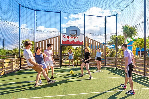 Terrain multisport et jeunes jouant au football au camping CAPFUN Barbacane à NARBONNE (11).