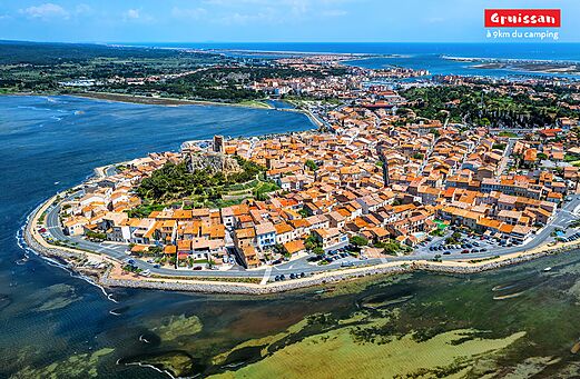 Vue aérienne du village de Gruissan, ville côtière à visiter près de Narbonne.
