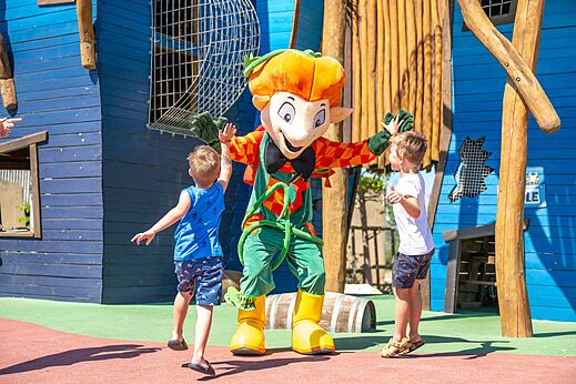Mascotte et enfants souriants participant à l'animation au camping CAPFUN Barbacane à NARBONNE (11).