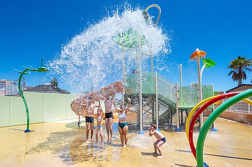 Piscine ludique, seau déverseur, enfants, CAPFUN Barbacane NARBONNE (11).