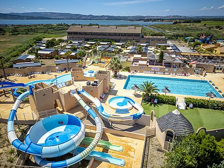 Complexe aquatique avec toboggans géants et piscines au camping CAPFUN Barbacane à NARBONNE (11).
