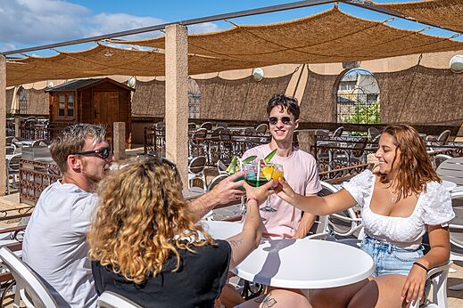 Amis trinquant avec cocktails colorés au bar du camping CAPFUN Barbacane à NARBONNE (11).
